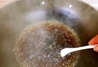 搅拌至红糖融化