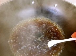搅拌至红糖融化