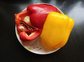 准备彩椒，去籽洗净，准备生姜，大蒜，干辣椒。