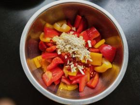 放生姜，大蒜，干辣椒，白芝麻。