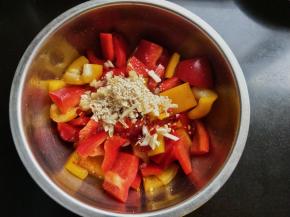 将热油淋入白芝麻上。