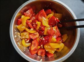 放小麻油，鸡精，胡椒粉，搅拌均匀。