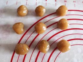 3.	把莲蓉馅分割成10克一个小球，