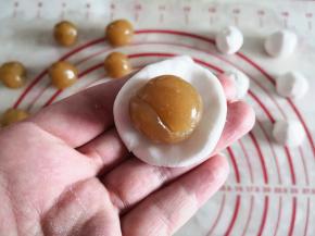 5.	木薯面团按扁，包入莲蓉馅，