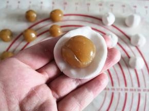 5.	木薯面团按扁，包入莲蓉馅，