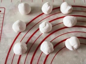 4.	木薯面团也分割成9份，