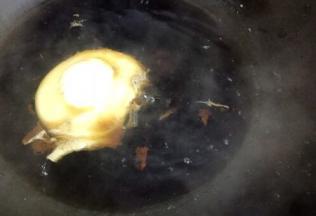 待鸡蛋表面凝固