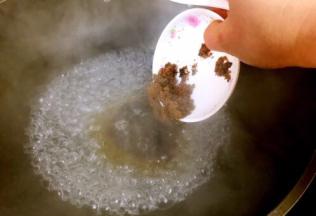 锅里倒入400毫升清水，烧开，加入红糖