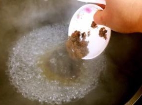 锅里倒入400毫升清水，烧开，加入红糖