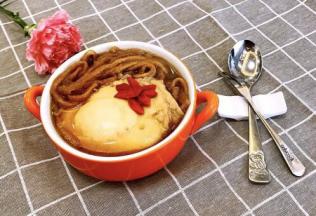 美味的红糖馓子卧荷包蛋好了