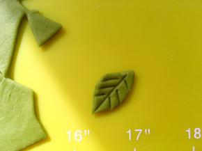 之后用刀背，压出树叶的纹路