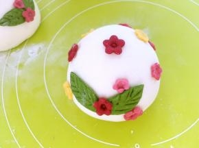 装饰在香芋包上，装饰花朵背部也要抹点水，要不不好粘合