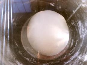 之后盖保鲜膜室温发酵至两倍大