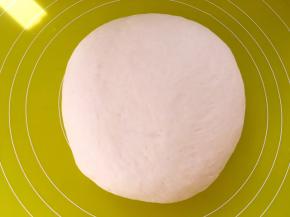 将面团取出，轻揉排气，之后盖保鲜膜松弛