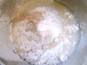 加清水用筷子和成棉絮状，每个面团的吸水性不同，建议保留10克水，之后看面团的状态再添加