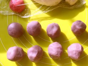 香芋泥50克揉成一团，揉出8份