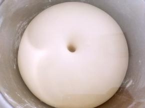 发酵好的面团手指按下去有个圆圆的洞，不会弹即可