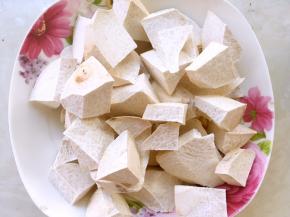 一颗香芋去皮切块，入蒸锅内大火蒸至烂熟，香芋去皮最好戴副手套，以免汁液粘到手上会痒