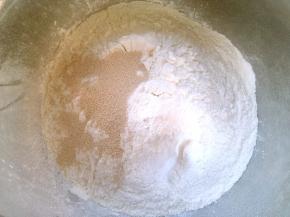 容器内加入中筋面粉跟酵母