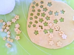 再将另外三份彩色面团擀扁，用花朵模具压出花