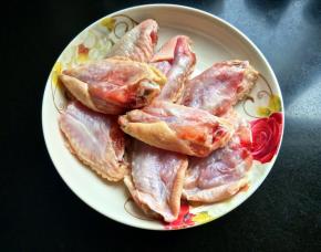 准备鸡翅，洗净。