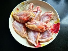 准备鸡翅，洗净。