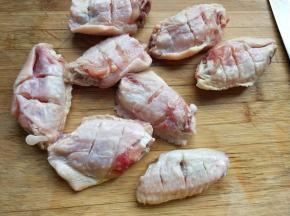 用刀在鸡翅上划几刀。