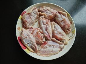 放盐，料酒，腌制入味。