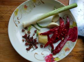 准备大蒜，生姜，干辣椒，花椒，葱段。