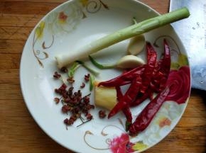 准备大蒜，生姜，干辣椒，花椒，葱段。
