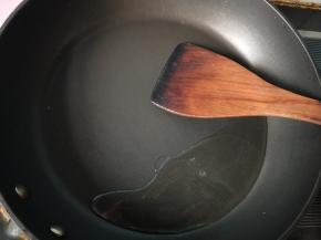 锅内放油，烧热。