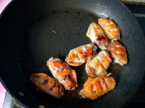 两面煎的焦黄，盛出备用。