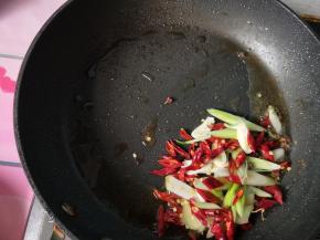 用锅内的底油，将生姜，大蒜，干辣椒，花椒爆香。