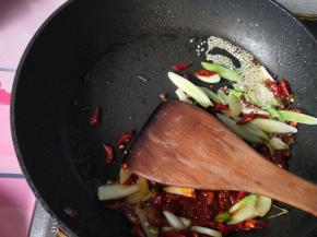 放白芝麻，将豆瓣酱炒香。