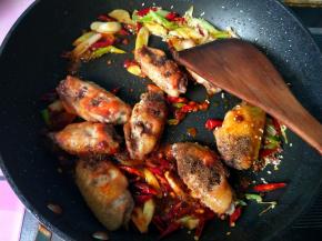 放花椒粉，翻炒。