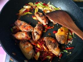 放花椒粉，翻炒。