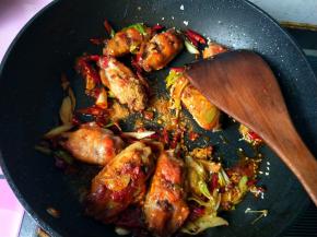 放孜然粉，翻炒。