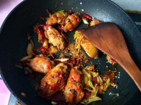 放孜然粉，翻炒。