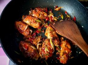 放胡椒粉，鸡精，翻炒均匀。