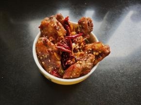 将鸡翅装入碗中。