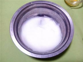 蛋清中滴入1滴白醋打发至湿性发泡状态。