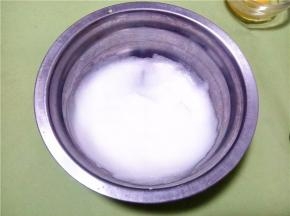 蛋清中滴入1滴白醋打发至湿性发泡状态。