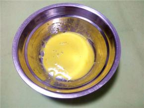 蛋黄里面加入玉米油，充分搅拌至乳化状态