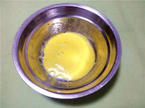 蛋黄里面加入玉米油，充分搅拌至乳化状态