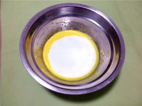 蛋黄里面加入酸奶搅拌均匀