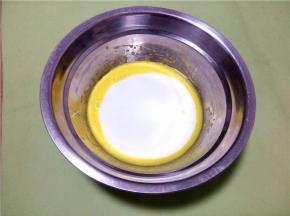 蛋黄里面加入酸奶搅拌均匀