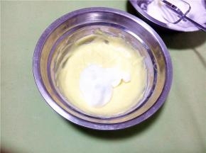 加入三分之一的蛋白翻拌均匀