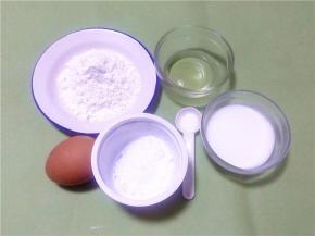 将所需材料准备好：低筋面粉45g、玉米油5g、酸奶50g、鸡蛋一个、糖15g、盐1g