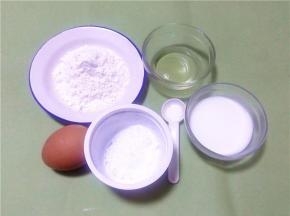 将所需材料准备好：低筋面粉45g、玉米油5g、酸奶50g、鸡蛋一个、糖15g、盐1g