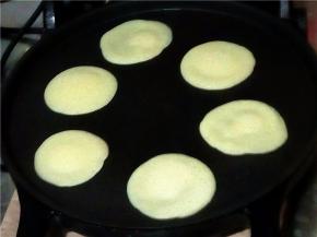 电饼铛预热，不放油，用勺子把面糊一个个的倒入锅中，用勺背轻轻压平整些，如果单面的成熟即可出锅啦